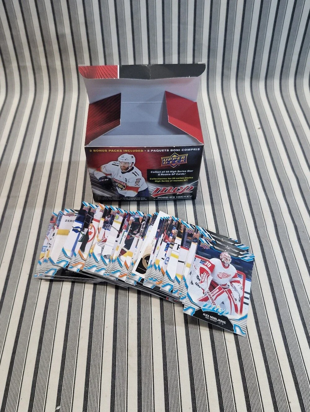 Upper Deck MVP Hockey 2021-22 2022-23 Space Jam Mixed Lot 900 Cards